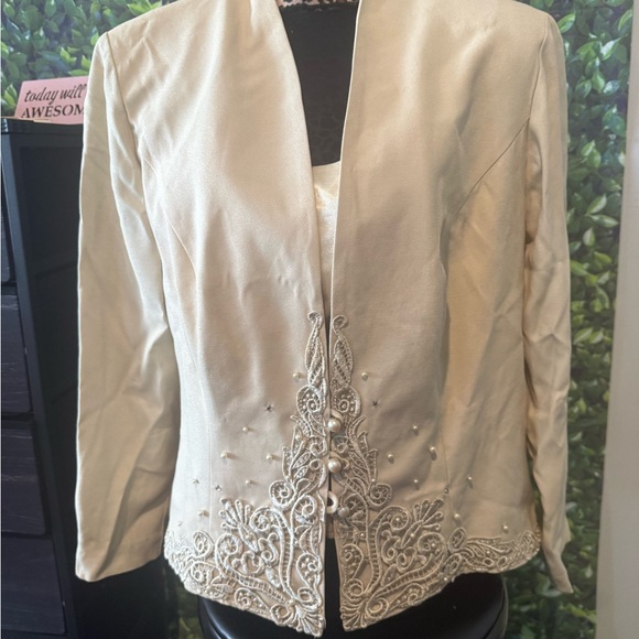 Elegant Cream Embroidered Women's Jacket p69 - Picture 3 of 5